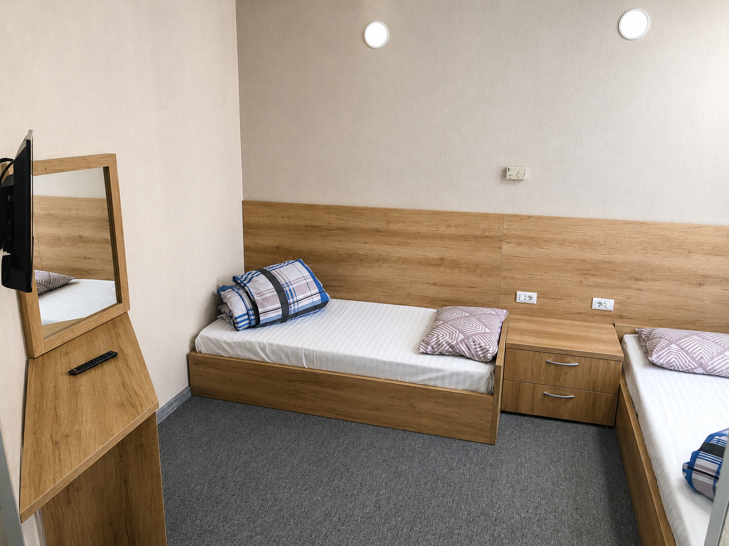 Cameră dublă cu mobilier din lemn natural la Motel Carmen