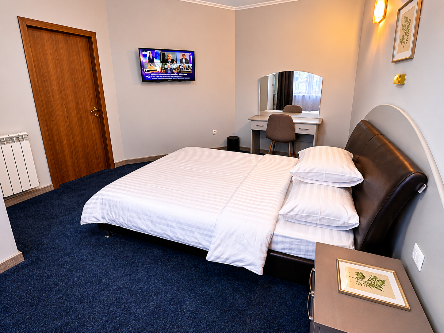 Cameră dublă cu birou, TV și fereastră mare la Motel Carmen